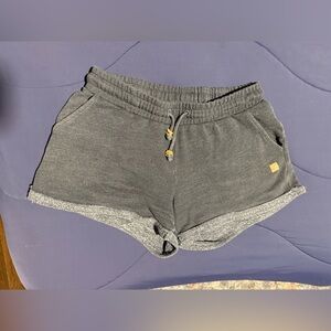 Tentree shorts in organic cotton and recycled polyester